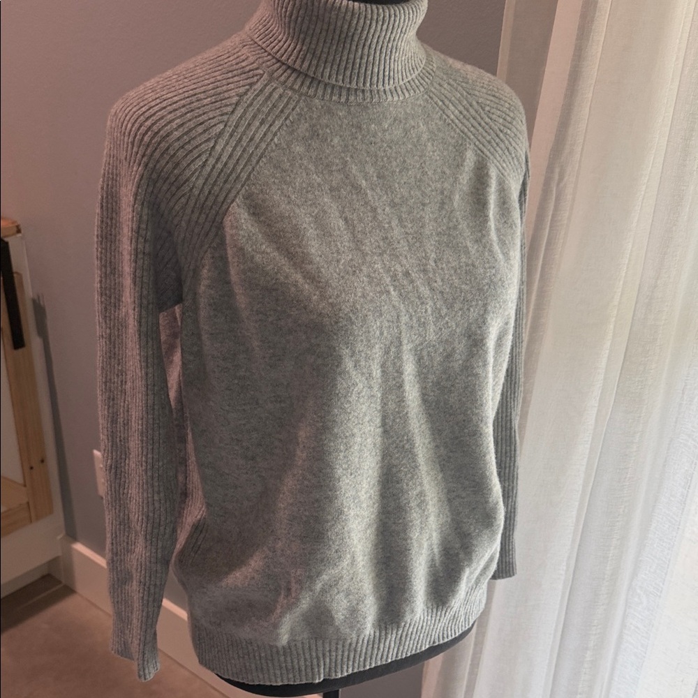 100% superfine pure merino wool Gray Turtleneck Ribbed Detail Sweater Cozy M